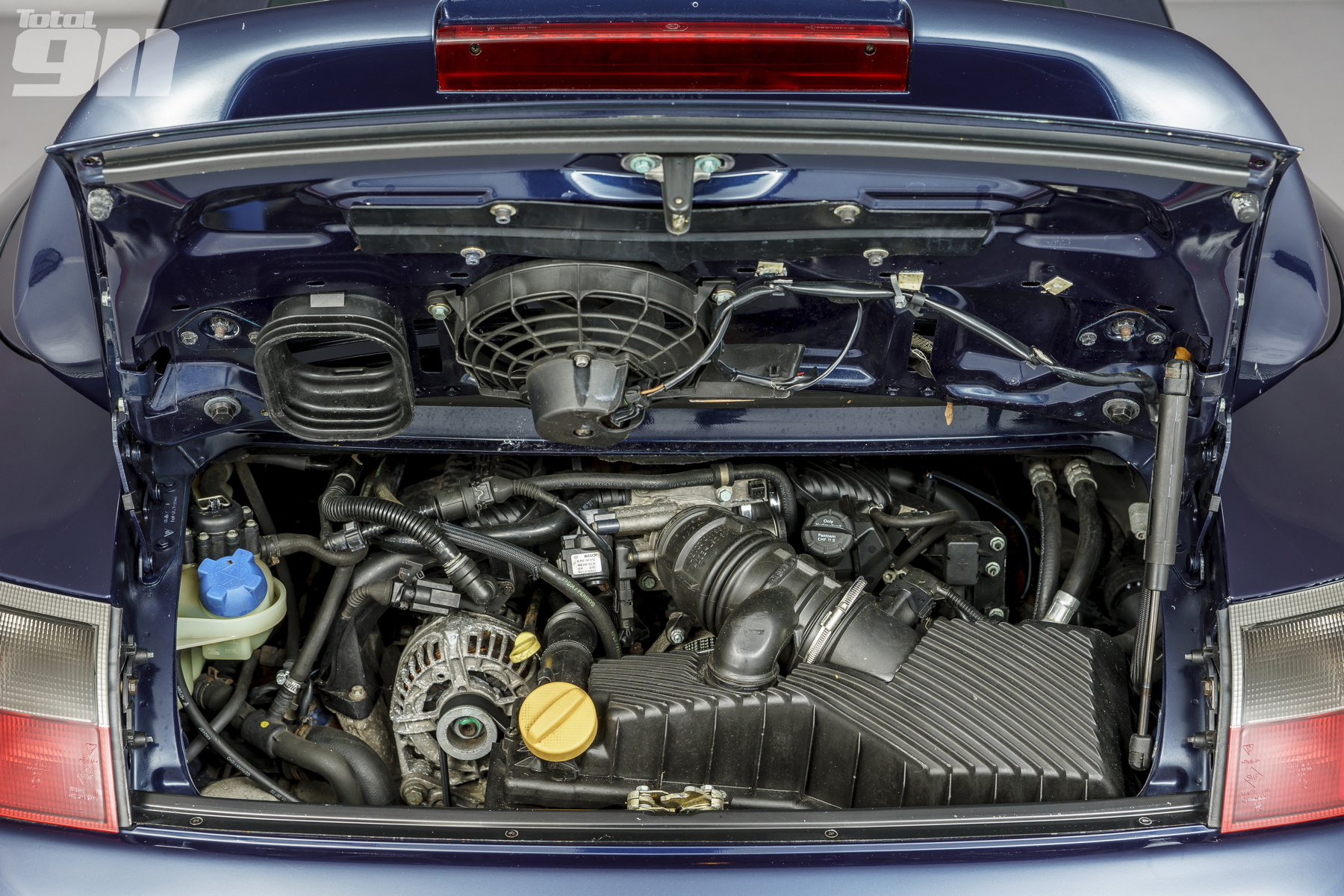 Порше где двигатель. Porsche 996 двигатель. Двигатель Порше 911 996. Porsche 911 996 двигатель. Porsche 996 Turbo engine.