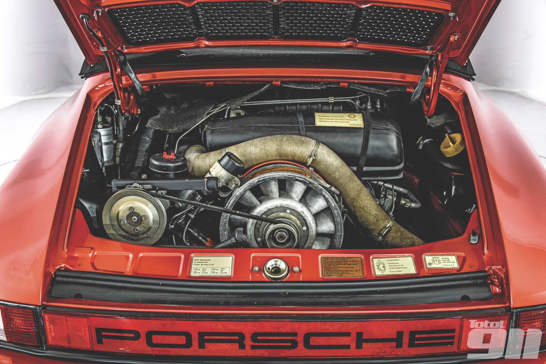 Порше где двигатель. Мотор Порше 911. Движок Порше 911. Porsche 911 Turbo s двигатель. Порше 911 1980 турбо двигатель.